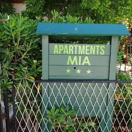 Mia *