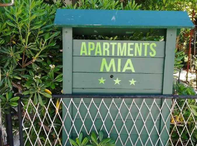 Mia *